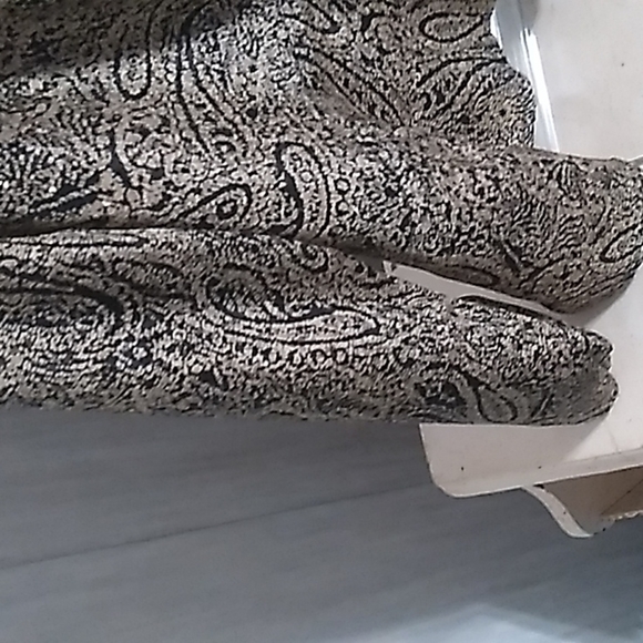 Like New Nicola Small/Medium Tan Black Design Lon Sleeves Top - Picture 5 of 9